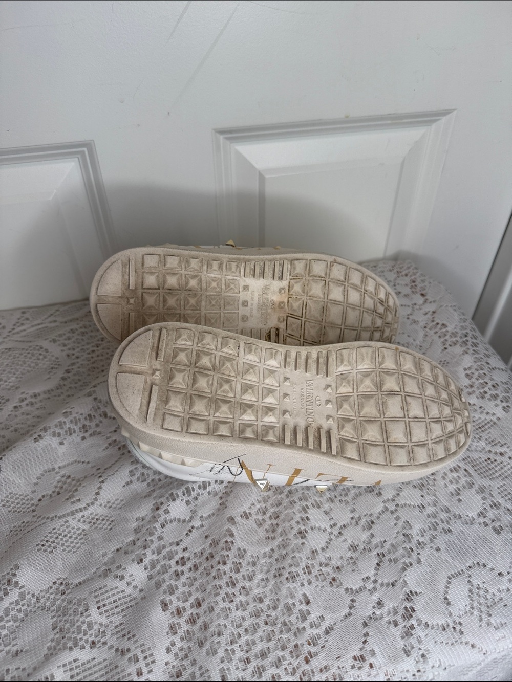 Valentino Garavani White Leather Studded Lace-Up Sneakers with gold Sz 6.5 - Picture 7 of 7
